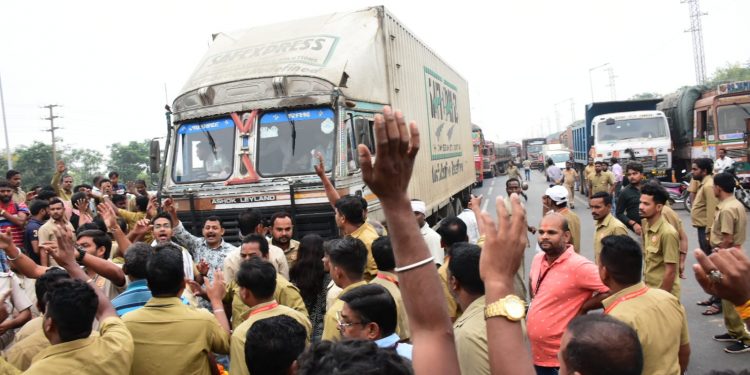 Drivers Mahasangh rejects Odisha govt's assurance, to continue strike