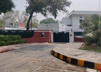 Delhi Police removes barricades outside British High Commission to India (Image: sidhant/Twitter)