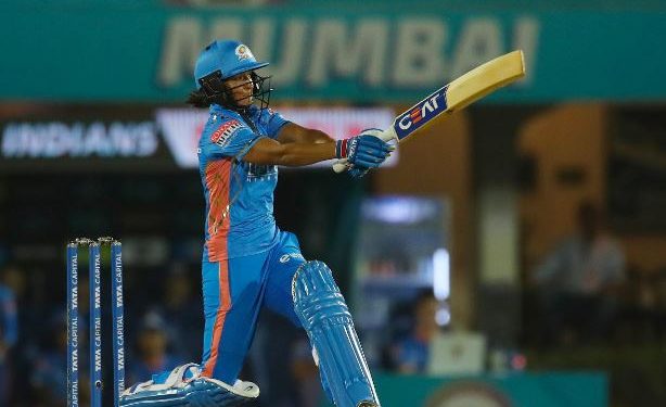 Harmanpreet Kaur smashes 51 against Gujarat Giants (Image: mipaltan/Twitter)