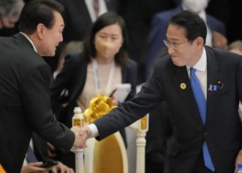 Japan, South Korea to mend ties at summit amid regional threat