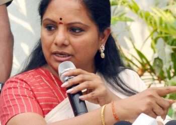 Kavitha praises Sonia, invites 18 parties to join one-day hunger strike