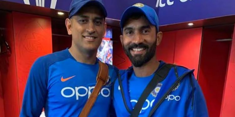 MSD-Dinesh Karthik (Image: Twitter)