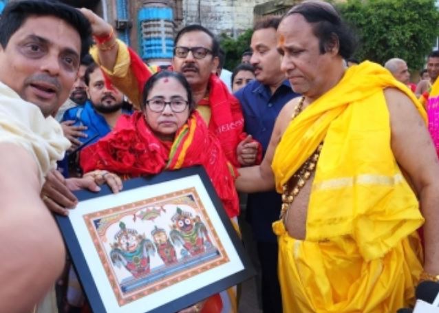 Mamata visits Jagannath temple, terms scheduled meeting with Patnaik courtesy call