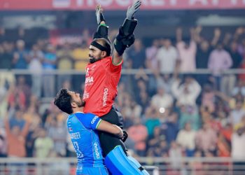 Hamanpreet and PR Sreejesh celebrate as India defeat Australia 4-3 in shoot-out at the FIH Pro League (Image: TheHockeyIndia/Twitter)