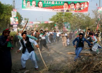 PTI supporters protesting against Imran Khan's arrest, pelting stones at Pakistan Rangers