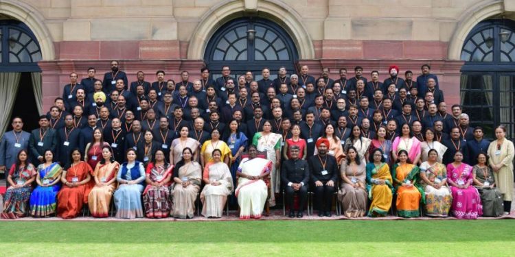 President Droupadi Murmu meets IAS Officers promoted from State Civil Services at Rashtrapati Bhavan (Image: rashtrapatibhvn/Twitter)