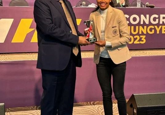 Salima Tete receives Emerging Player of the Year Award 2022 by AHF (Image: TheHockeyIndia/Twitter)