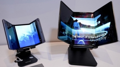 Samsung tri-foldable smartphone