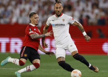 Soccer Football - Europa League - Quarter Final - Second Leg - Sevilla v Manchester United - Ramon Sanchez Pizjuan, Seville, Spain - April 20, 2023
Manchester United's Antony in action with Sevilla's Nemanja Gudelj REUTERS/Marcelo Del Pozo