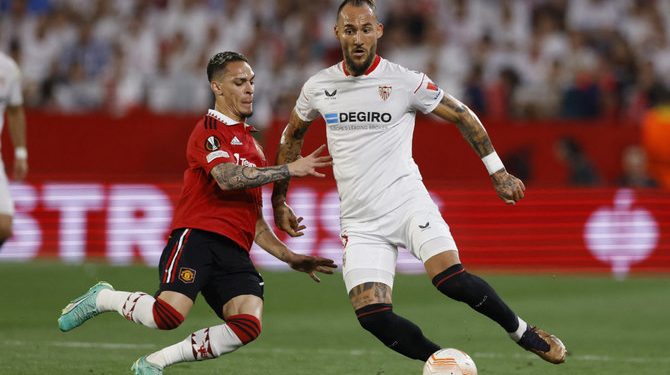 Soccer Football - Europa League - Quarter Final - Second Leg - Sevilla v Manchester United - Ramon Sanchez Pizjuan, Seville, Spain - April 20, 2023
Manchester United's Antony in action with Sevilla's Nemanja Gudelj REUTERS/Marcelo Del Pozo