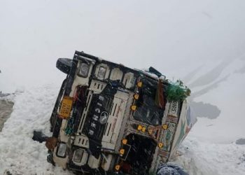 Avalanche hits Zojila Pass in Kargil (Image: TheYouthPlus/Twitter)