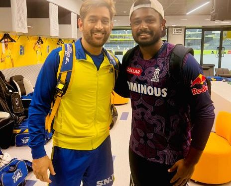 Mahendra Singh Dhoni with Sanju Samson (Image: RoyalsFansArmy/Twitter)