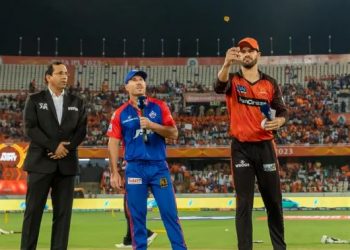 DC's skipper David Warner with SRH's Aiden Markram at the toss of an IPL match (Image: iplt20.com)