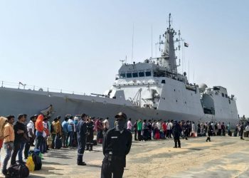 INS Sumedha rescuing stranded Indians from Port Sudan (Image: MEAIndia/Twitter)