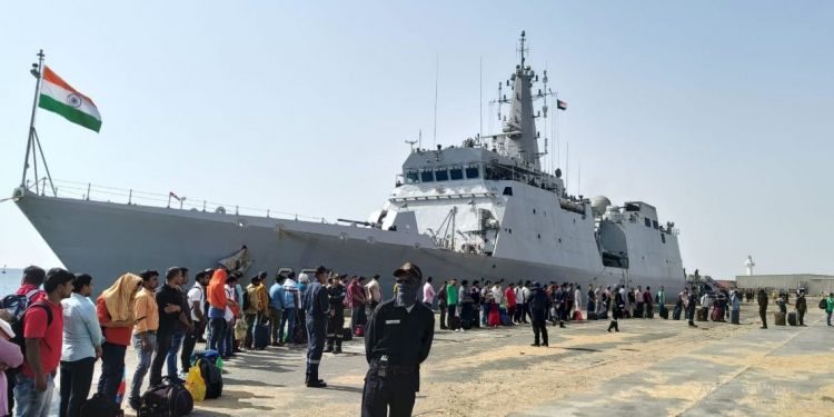 INS Sumedha rescuing stranded Indians from Port Sudan (Image: MEAIndia/Twitter)