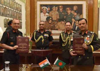 Bangladesh Army Chief Gen S M Shafiuddin meets Army Chief Gen Manoj Pande (Image: airnewsalerts/Twitter)