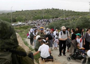 Israeli settlers marching towards West Bank outpost (Image: NTarnopolsky/Twitter)
