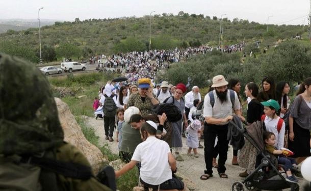 Israeli settlers marching towards West Bank outpost (Image: NTarnopolsky/Twitter)
