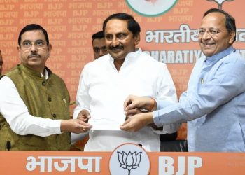 Former CM of Andra Pradesh and INC leader Kiran Kumar Reddy joins BJP (Image: JoshiPralhad/Twitter)