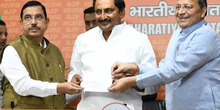 Former CM of Andra Pradesh and INC leader Kiran Kumar Reddy joins BJP (Image: JoshiPralhad/Twitter)