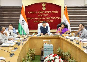 Union Health Minister Mansukh Mandaviya in a review meeting with govt official discussing COVID management (Image: mansukhmandviya/Twitter)