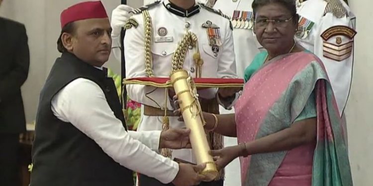 Akhilesh Yadav receives Padma Vibhushan conferred to Late Mulayam Singh Yadav from President Droupadi Murmu (Image: Twitter)