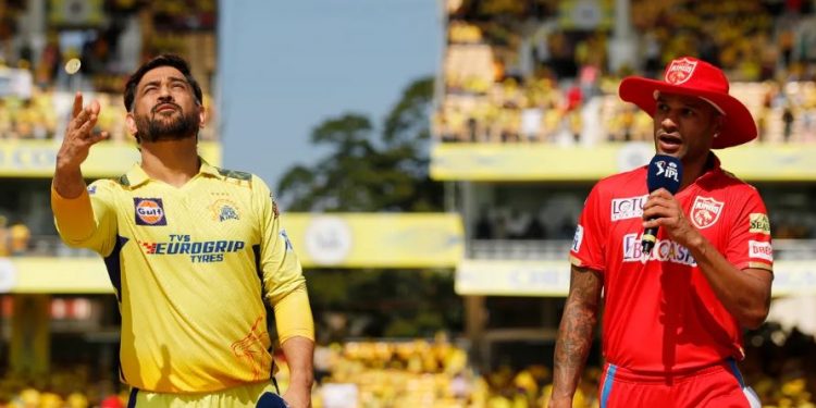 MS Dhoni and Shikhar Dhawan during toss of a match between CSK and PBKS (Image: ipt20.com)