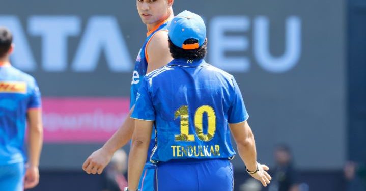 Sachin Tendulkar with son Arjun Tendulkar during MI's training session (Image: sportstarweb/Twitter)