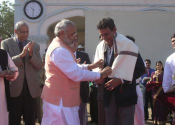 Salim Durani with Narendra Modi (Image: narendramodi/Twitter)