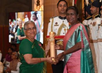 Philanthropist Sudha Murty receiving Padma Bhushan from President of India Droupadi Murmu (Image: rashtrapatibhvn/Twitter)