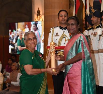 Philanthropist Sudha Murty receiving Padma Bhushan from President of India Droupadi Murmu (Image: rashtrapatibhvn/Twitter)
