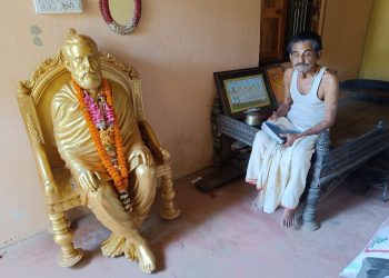 Rabindranath Das with the statue of Utkalmani Gopabandhu Das