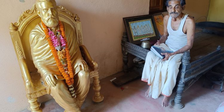 Rabindranath Das with the statue of Utkalmani Gopabandhu Das