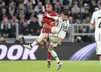 Juventus' Dusan vlahovic, right, and Sevilla's Loic Bade battle for the ball during the Europa League soccer match between Juventus and Sevilla at Allianz Stadium in Turin, Italy, Thursday May 11, 2023. (Tano Pecoraro/LaPresse via AP)