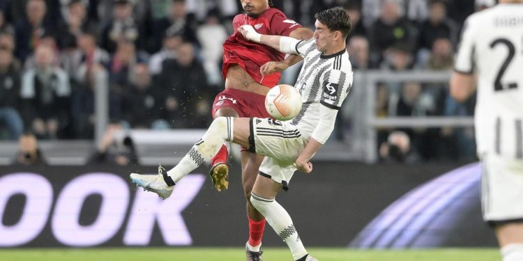 Juventus' Dusan vlahovic, right, and Sevilla's Loic Bade battle for the ball during the Europa League soccer match between Juventus and Sevilla at Allianz Stadium in Turin, Italy, Thursday May 11, 2023. (Tano Pecoraro/LaPresse via AP)