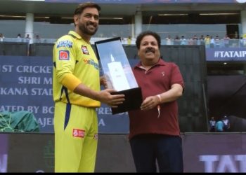 IPL 2023: Dhoni felicitated by BCCI vice-president for his first match at Ekana Cricket Stadium. (Credit : @ShuklaRajiv/twitter)