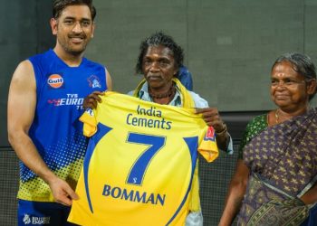 Chennai Super Kings skipper MS Dhoni felicitate Oscar Award winning movie The Elephant Whisperer crew (Image: ChennaiIPL/Twitter)