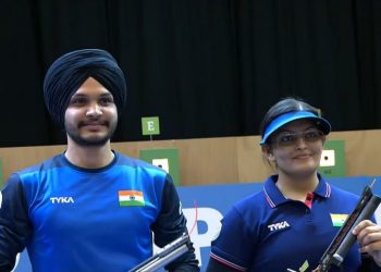 The Indian shooting duo of Divya Subbaraju Thadigol and Sarabjot Singh wins gold in the 10m air pistol mixed event at the ISSF Shooting World Cup (Image: KhelNow/Twitter)