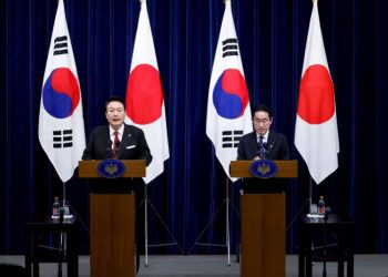 Japanese PM Fumio Kishida with South Korean President Suk Yeol at a press briefing (Courtesy: japantimes.com)