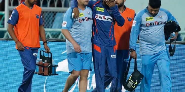 KL Rahul leaving the ground after getting injured (Image: iplt20.com)