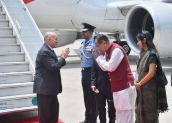 Minister of State for External Affairs Rajkumar Ranjan Singh welcoming the King Norodom Sihamoni of Cambodia at the Air Force Station, Palam (Image: MEAIndia/Twitter)