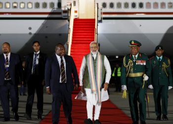PM Narendra Modi being welcomed by his Papua New Guinean counterpart James Marape on his arrival for a state visit (Image: narendramodi/Twitter)