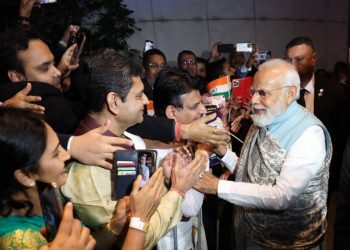 PM Narendra Modi being welcomed by Indian community in Australia at Sydney Airport (Image: narendramodi/Twitter)