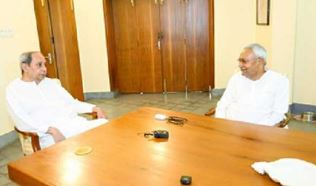 Nitish meets Naveen over lunch, says no to political discussion on alliance