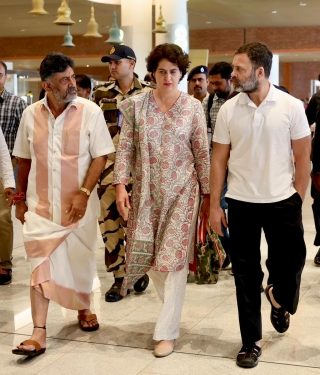 Rahul, Priyanka arrive in Bengaluru for swearing-in ceremony