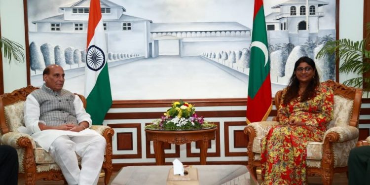 Defence Minister Rajnath Singh meets his Maldivian counterpart Mariya Didi (Image: rajnathsingh/Twitter)