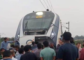 Tree branches fall on Puri-Howrah Vande Bharat train in Jajpur, stranded for hours