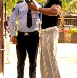 Vidyut Jammwal brings a smile to security guard's face with selfie