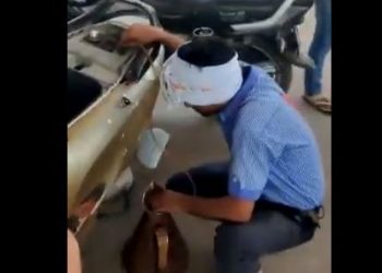 Viral video of petrol pump worker drains fuel from scooter after customer offers Rs 2,000 note