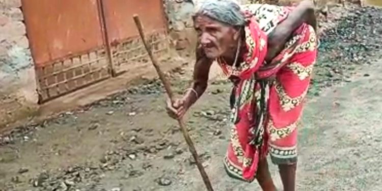 Odisha: 80-year-old woman walks 5 km to get pension in Kalahandi district